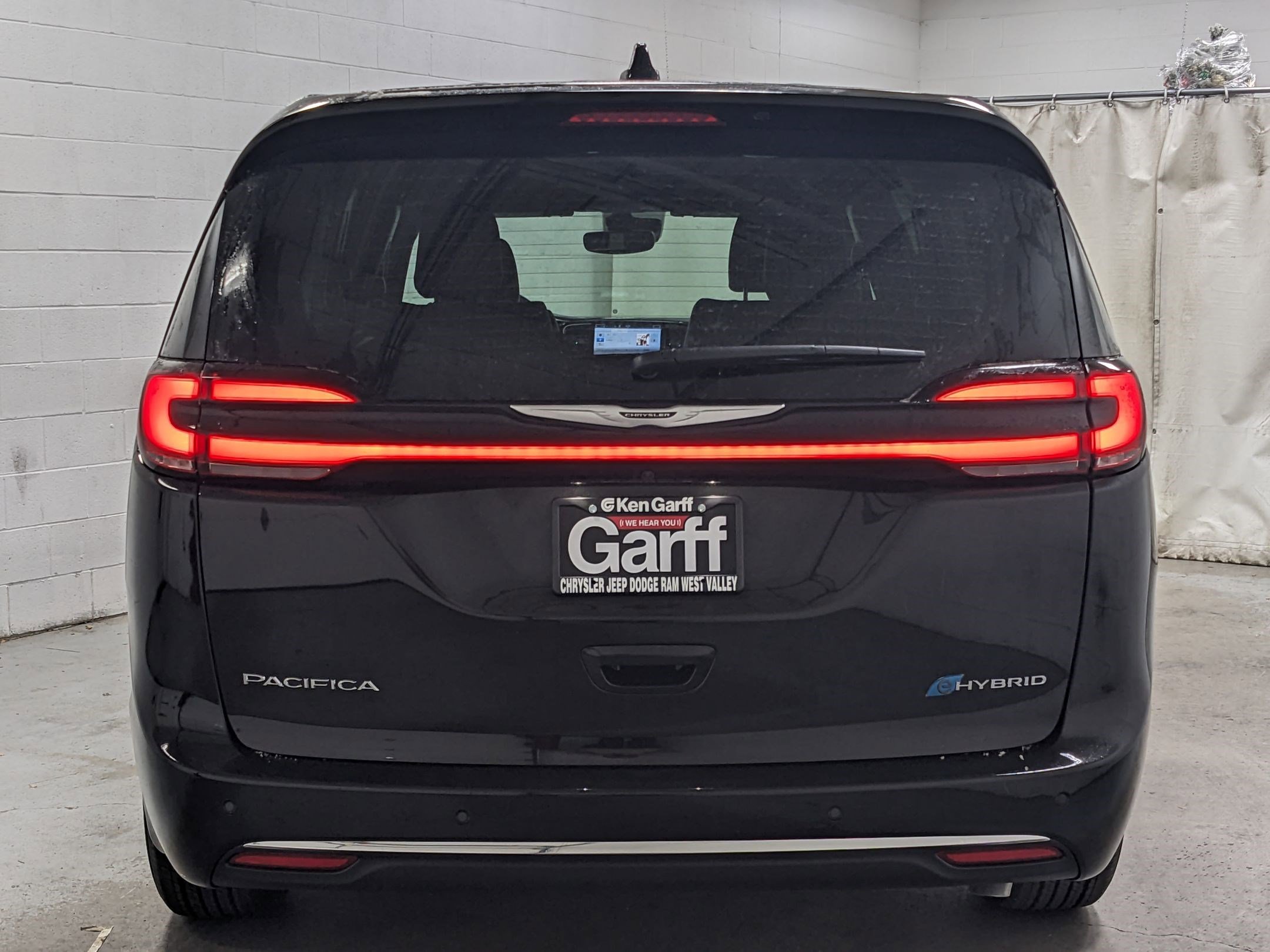 2025 Chrysler Pacifica Hybrid photo 3