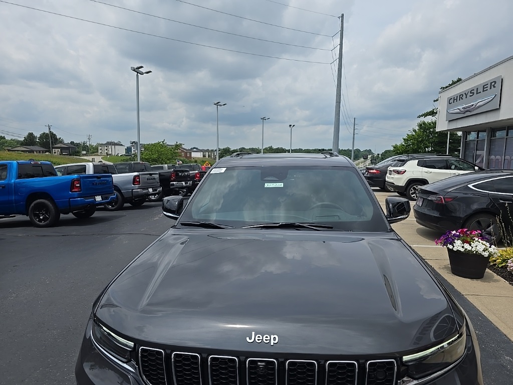 2025 Jeep Grand Cherokee Overland photo 4