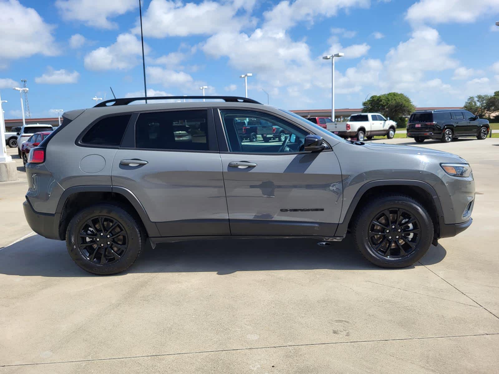 2023 Jeep Cherokee Altitude Lux photo 3