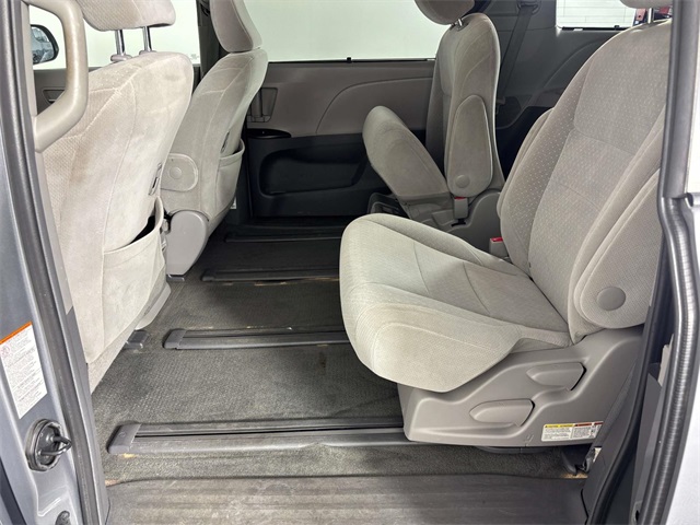 2017 Toyota Sienna LE photo 12
