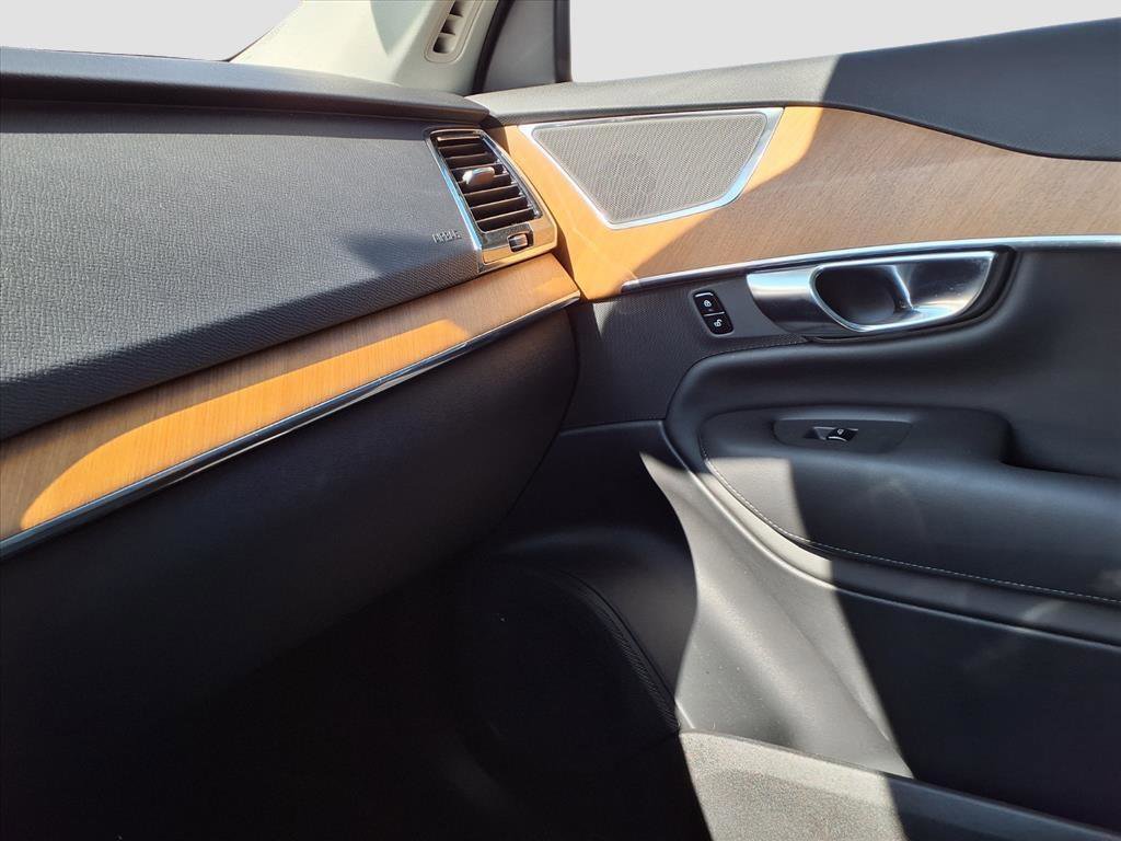 2025 Volvo XC90 B5 Plus photo 21