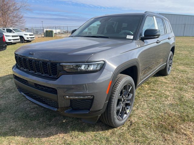 2025 Jeep Grand Cherokee Limited photo 3