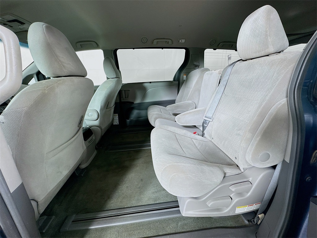 2017 Toyota Sienna LE photo 12
