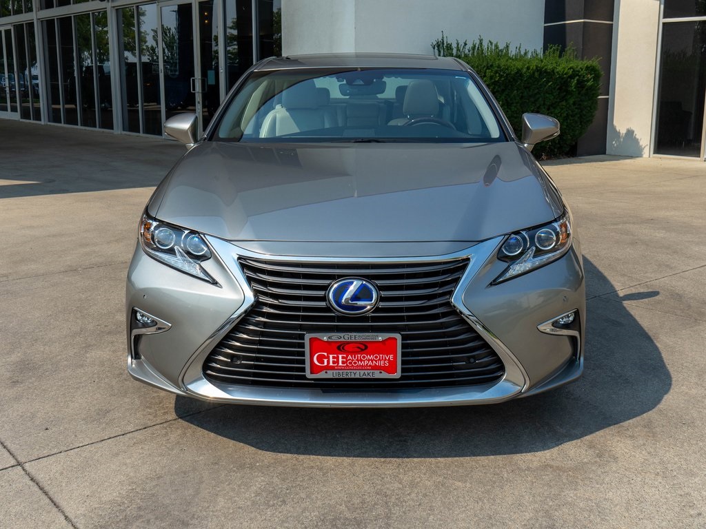2017 Lexus ES 300h photo 2