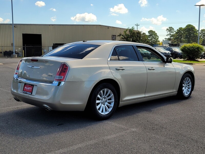 2012 Chrysler 300 Base photo 3
