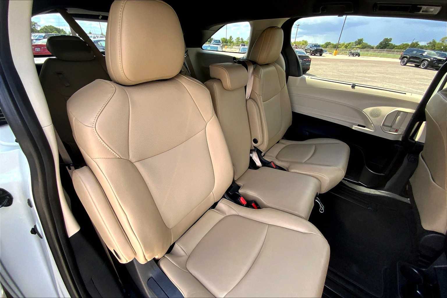 2023 Toyota Sienna XLE photo 18