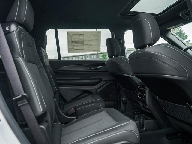 2025 Jeep Grand Cherokee Laredo photo 8