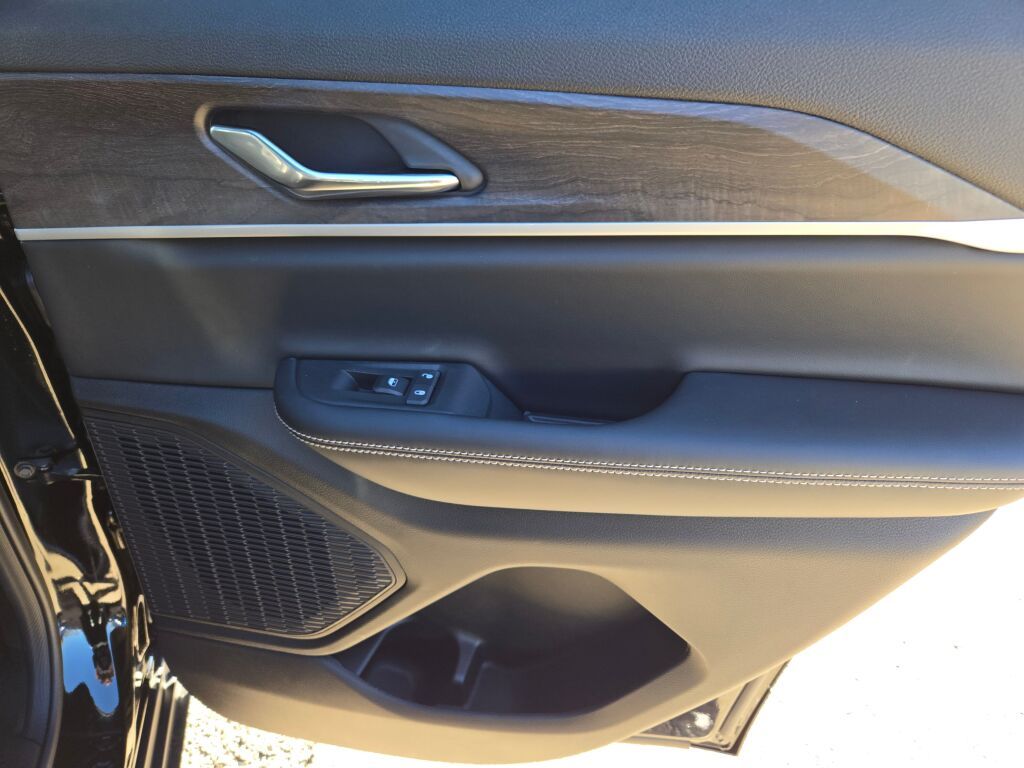 2025 Jeep Grand Cherokee Limited photo 3