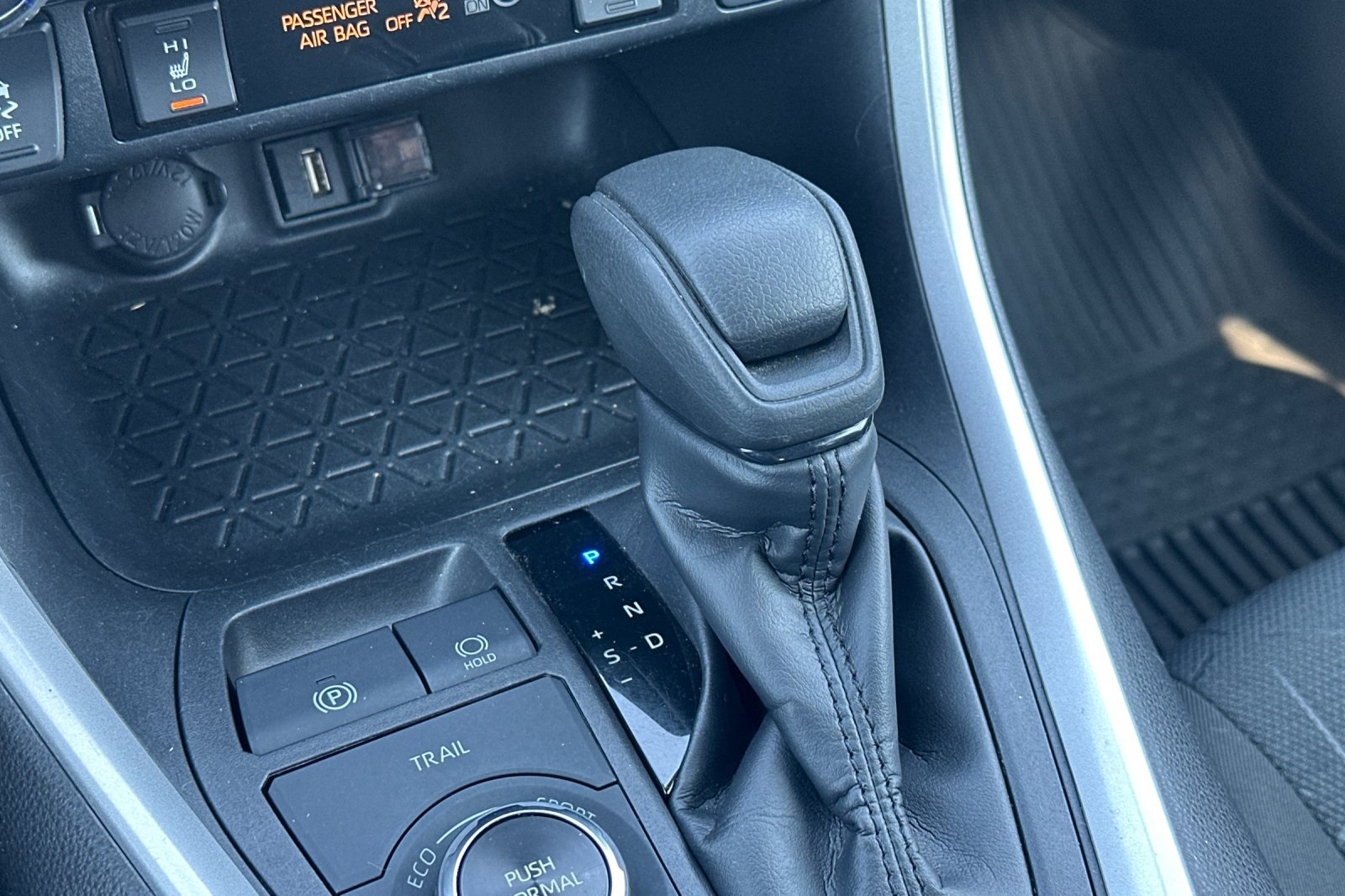 2022 Toyota RAV4 Hybrid XLE photo 24