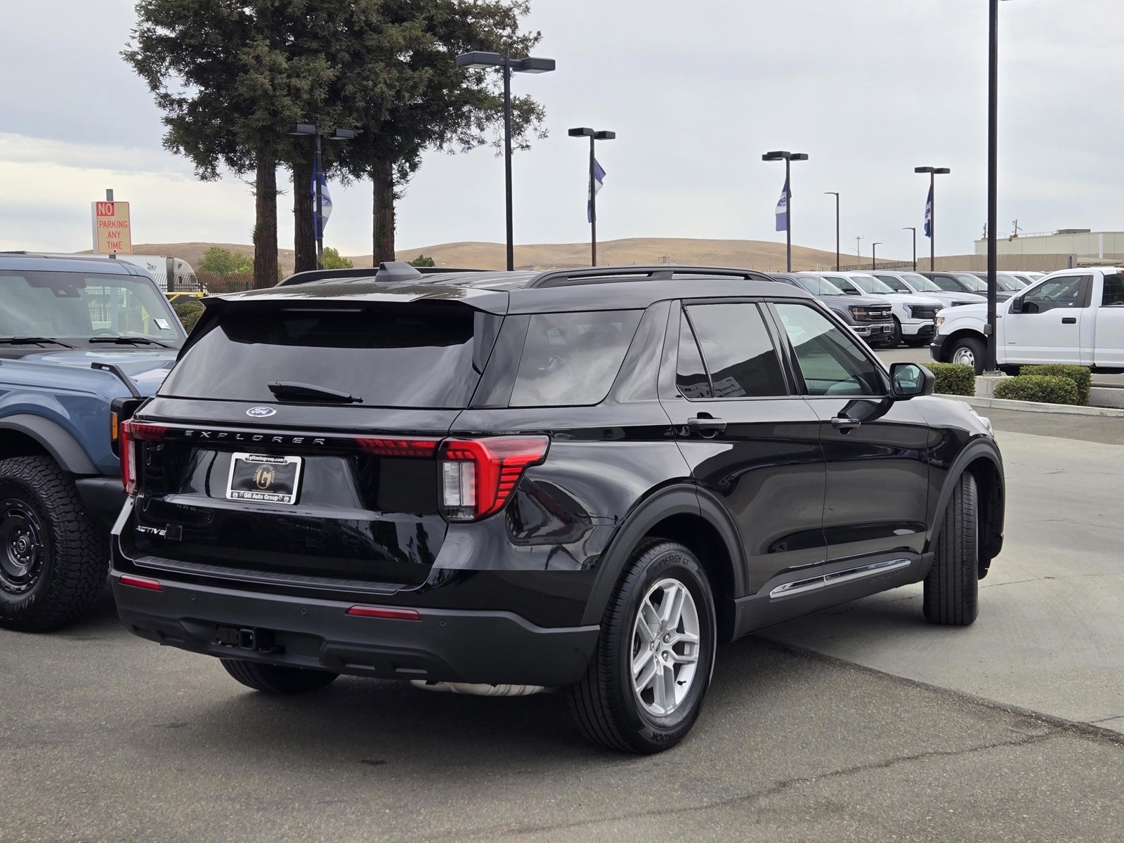 2025 Ford Explorer photo 3