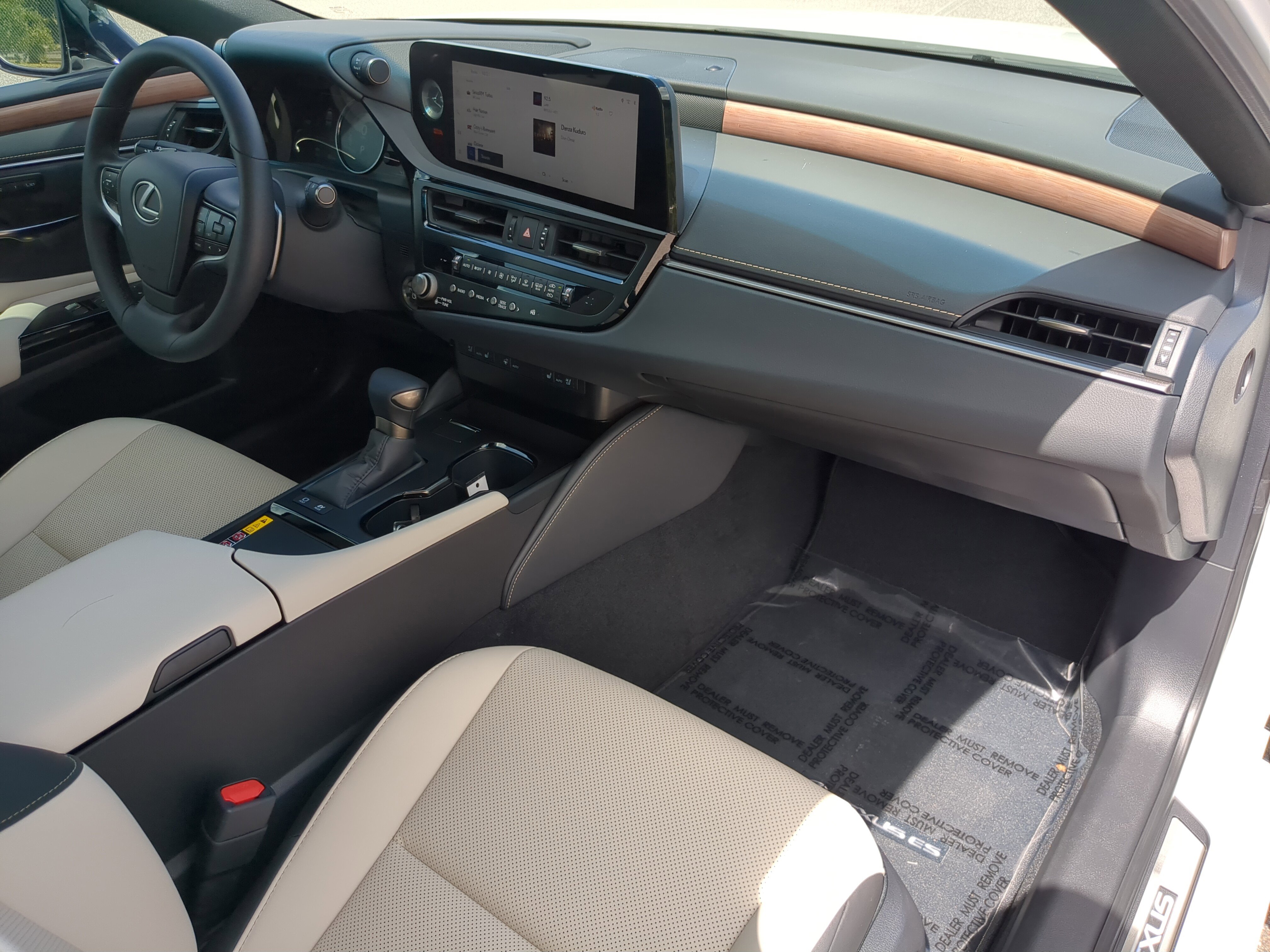 2025 Lexus ES 300h photo 10