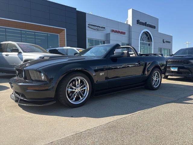 2005 Ford Mustang GT Premium photo 2