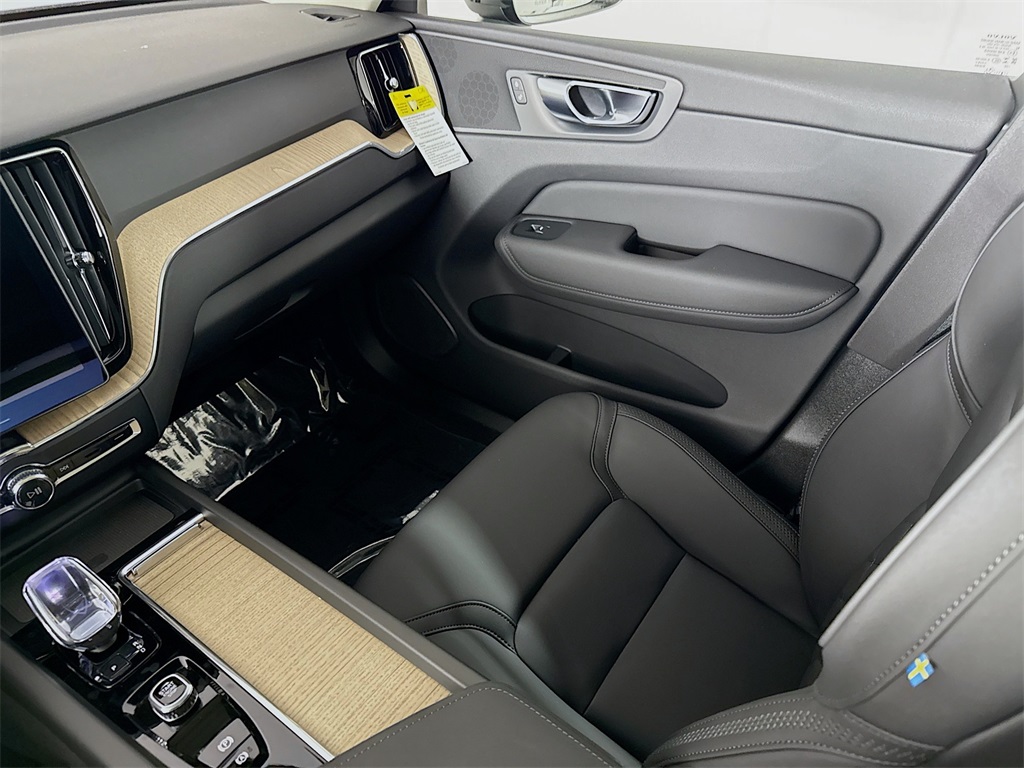 2026 Volvo XC60 B5 Plus photo 24