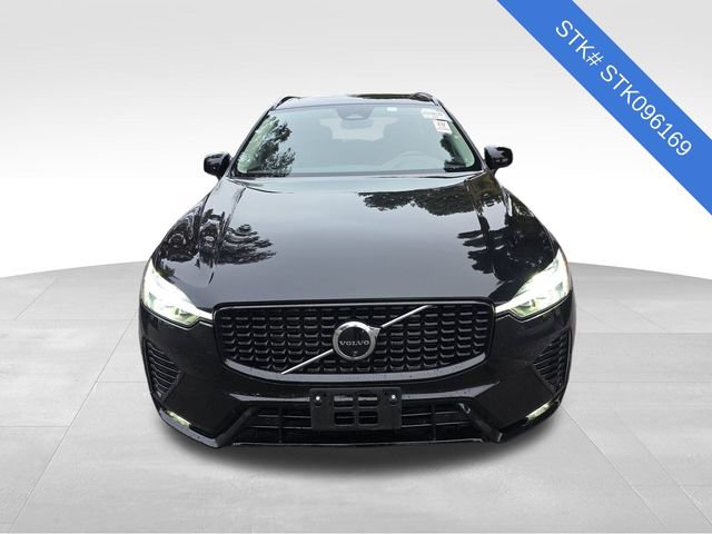 2025 Volvo XC60 Plus photo 2