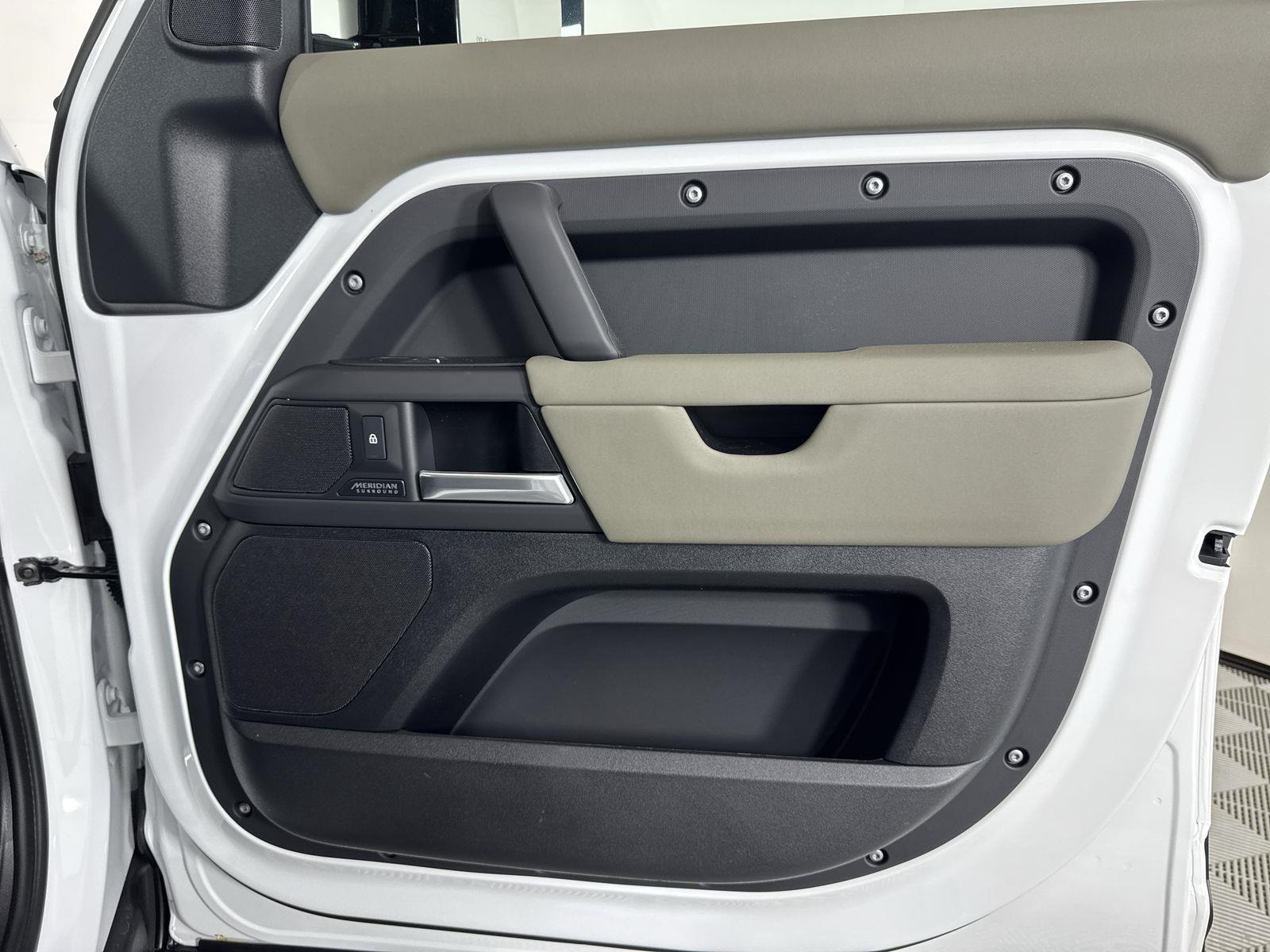 2025 Land Rover Defender 110 X-Dynamic SE photo 29