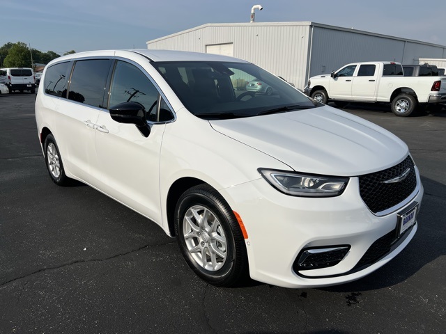 2026 Chrysler Pacifica Select's photo