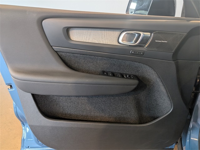 2023 Volvo XC40 Ultimate photo 11