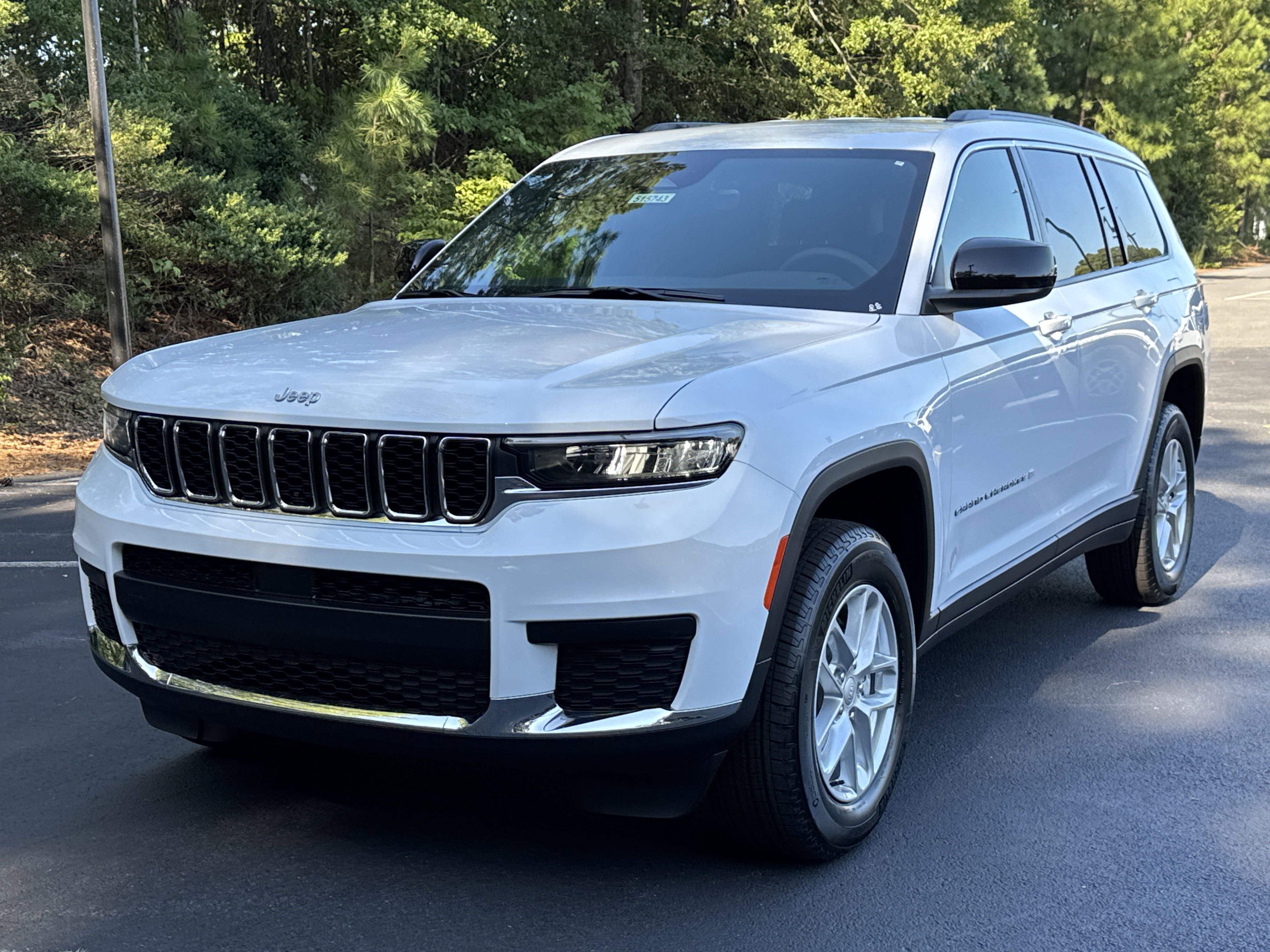 2025 Jeep Grand Cherokee Laredo photo 3
