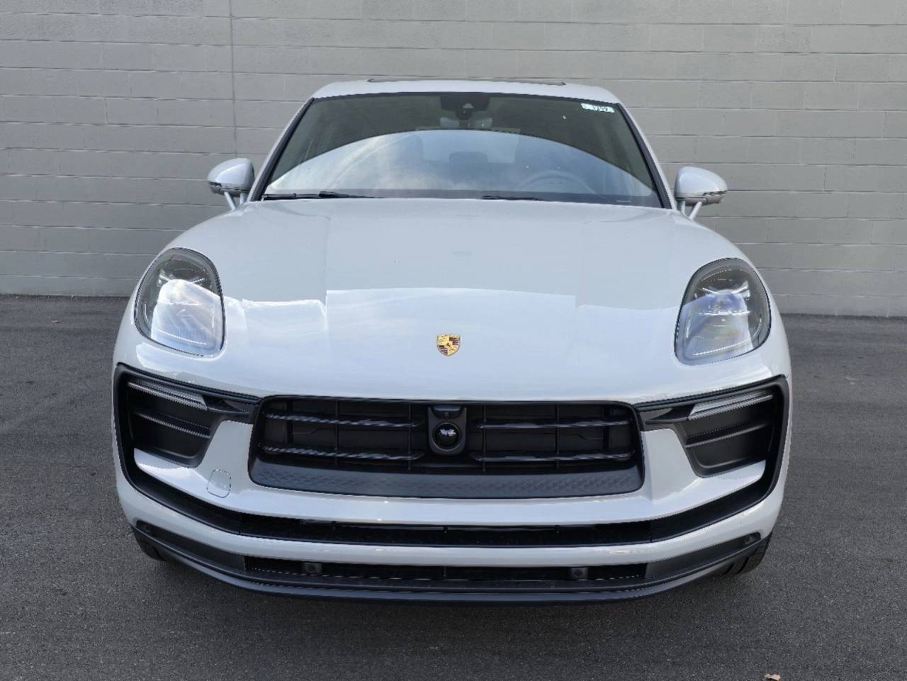 2025 Porsche Macan T photo 2