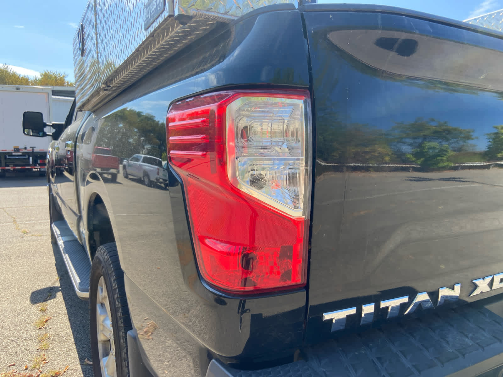 2017 Nissan Titan SV Crew Cab photo 6