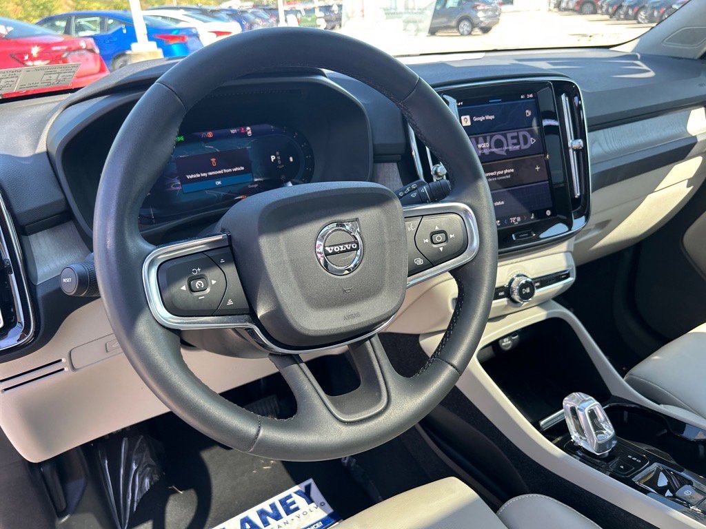 2023 Volvo XC40 Plus photo 11