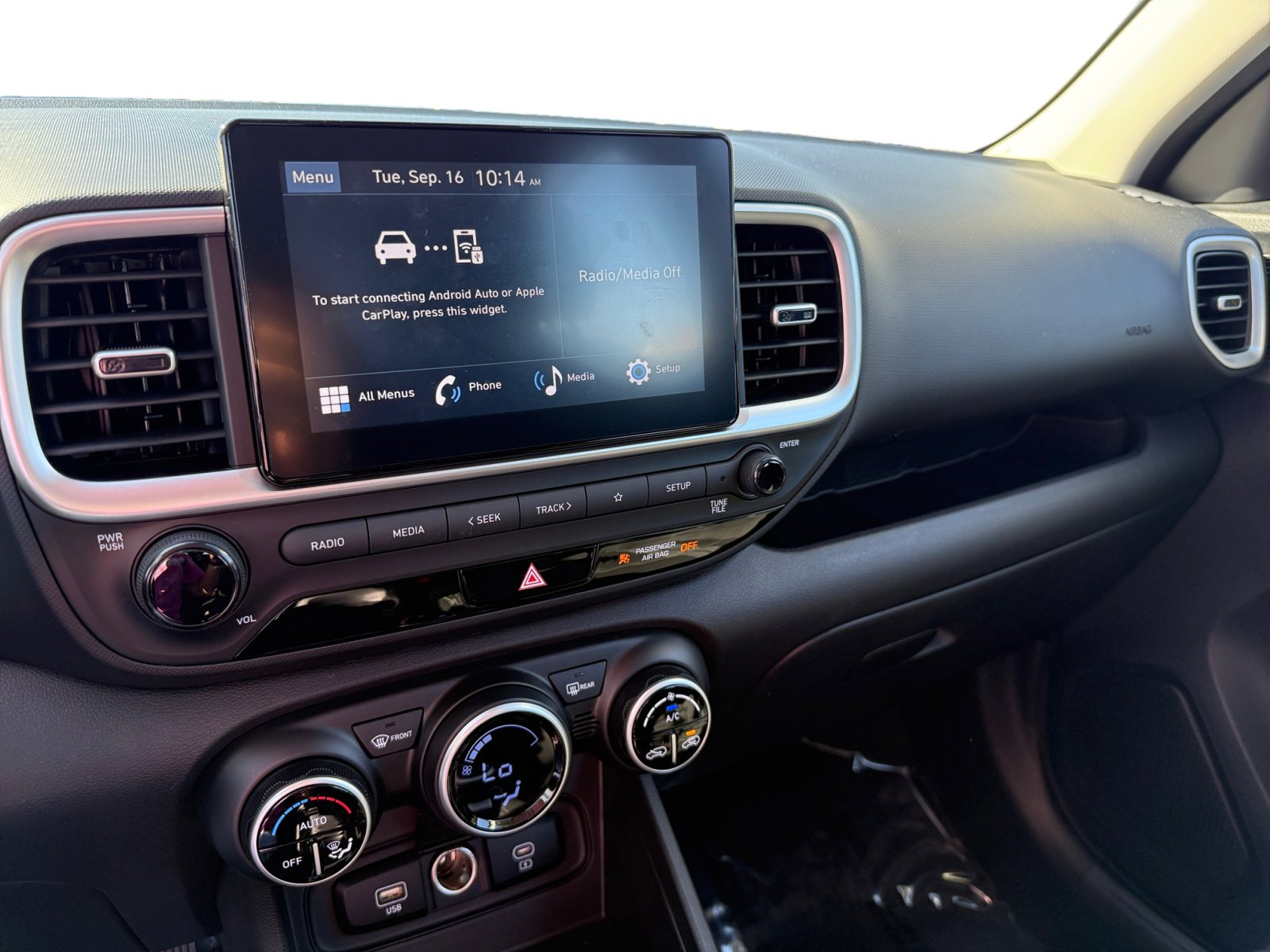 2023 Hyundai Venue SEL photo 12