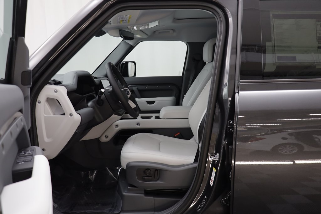 2025 Land Rover Defender 110 X-Dynamic SE photo 6