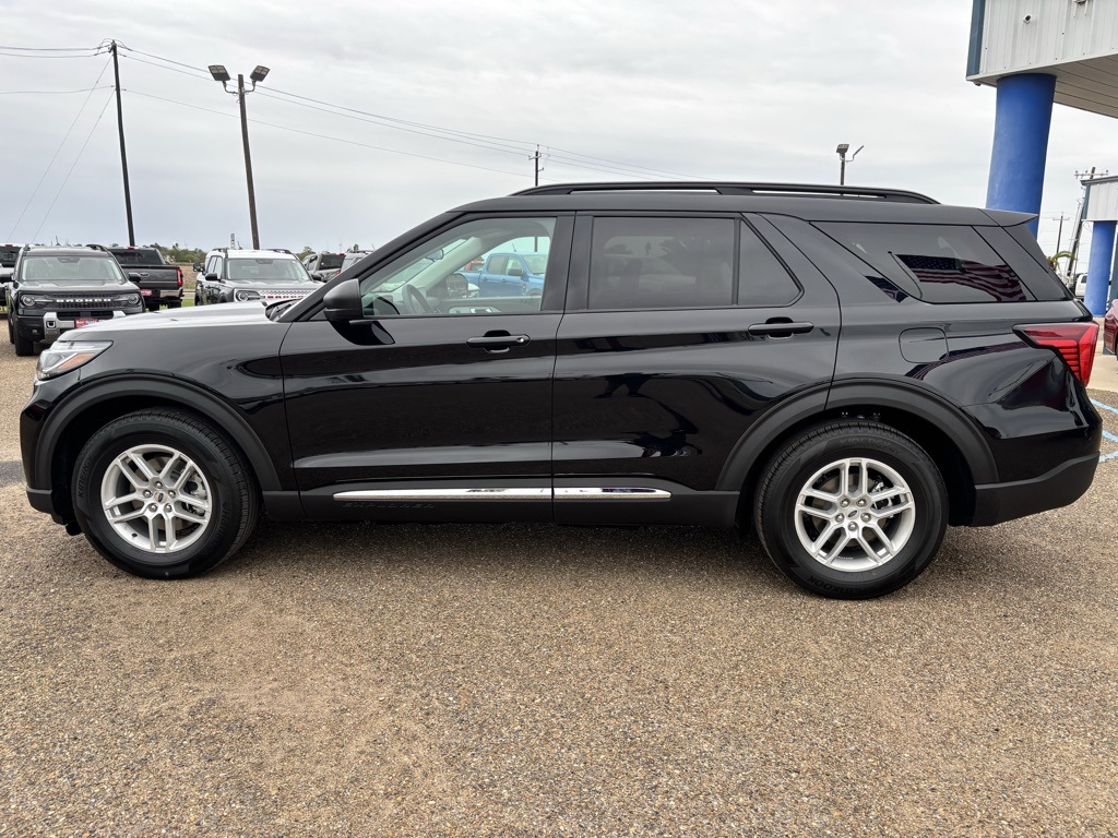 2025 Ford Explorer photo 2