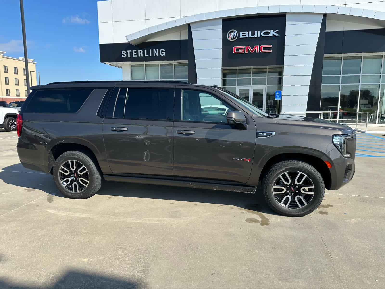 2021 Gmc Yukon XL AT4 photo 3