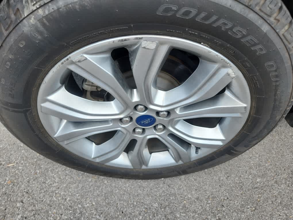 2019 Ford Edge Titanium photo 2
