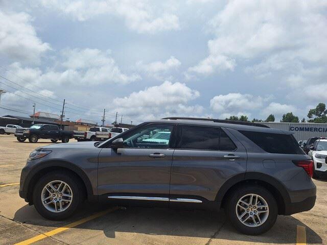 2025 Ford Explorer photo 2