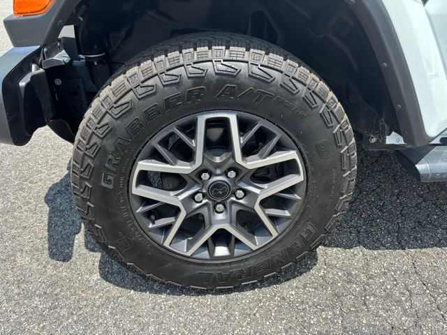2024 Jeep Wrangler Sahara photo 32
