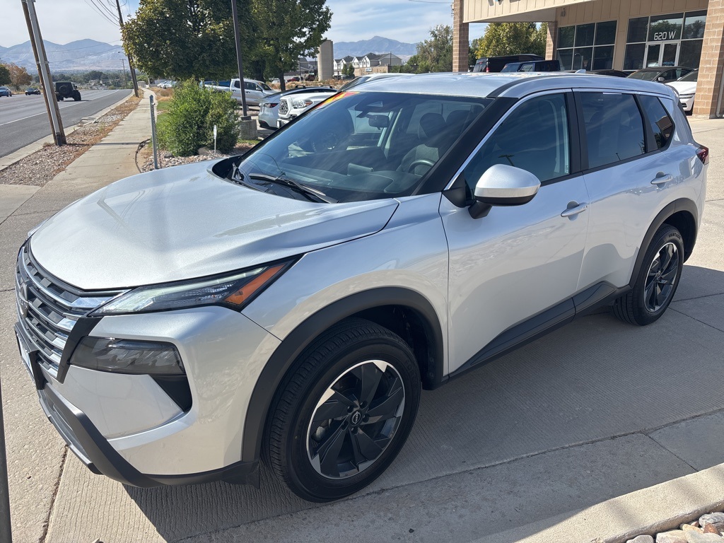 2024 Nissan Rogue SV photo 2