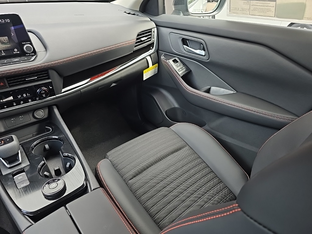 2026 Nissan Rogue SV photo 17