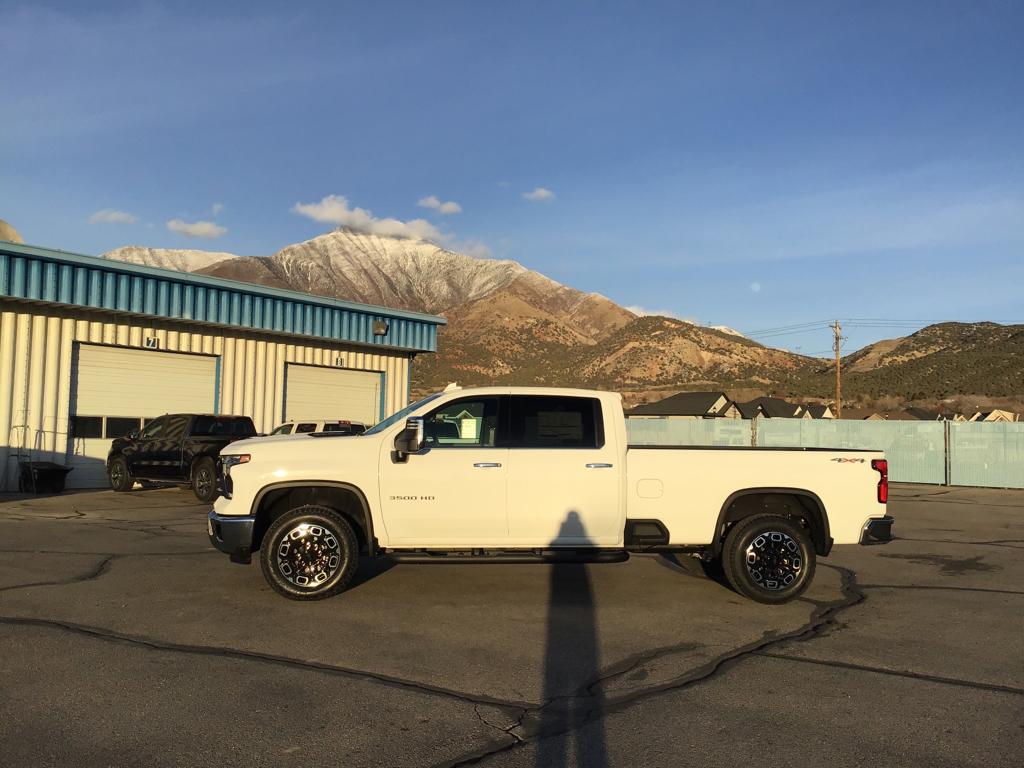 2025 Chevrolet Silverado 3500HD LTZ photo 2