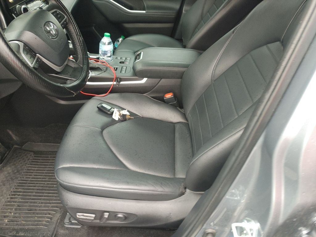 2024 Toyota Highlander XLE photo 12
