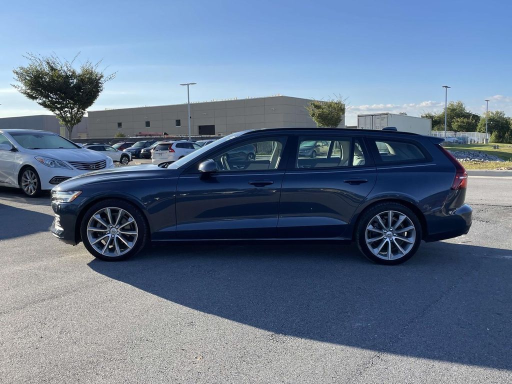 2020 Volvo V60 T5 Momentum photo 22