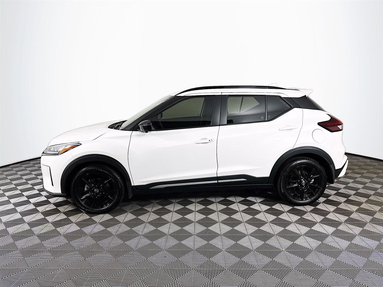 2024 Nissan Kicks SR photo 3