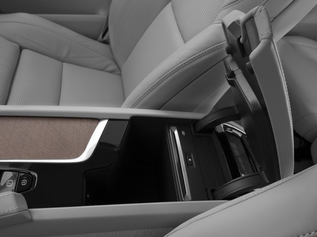 2016 Volvo XC90 T6 Momentum photo 14