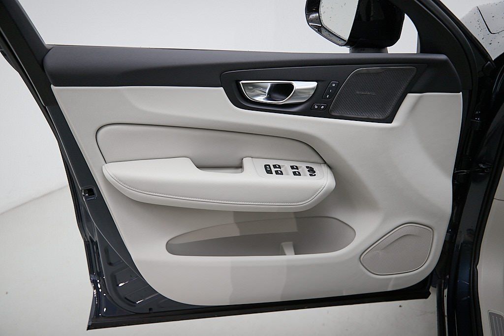 2026 VOLVO XC60 - Image 8