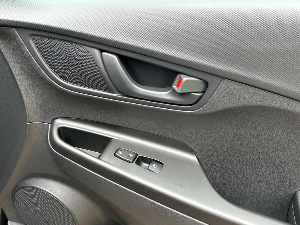 2023 Hyundai Kona SEL photo 18