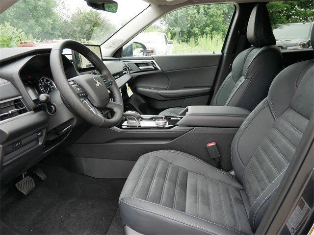 2025 Mitsubishi Outlander SE photo 4