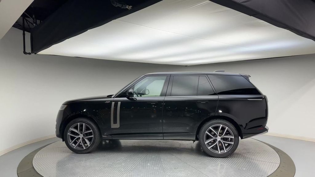 2024 Land Rover Range Rover SE photo 2