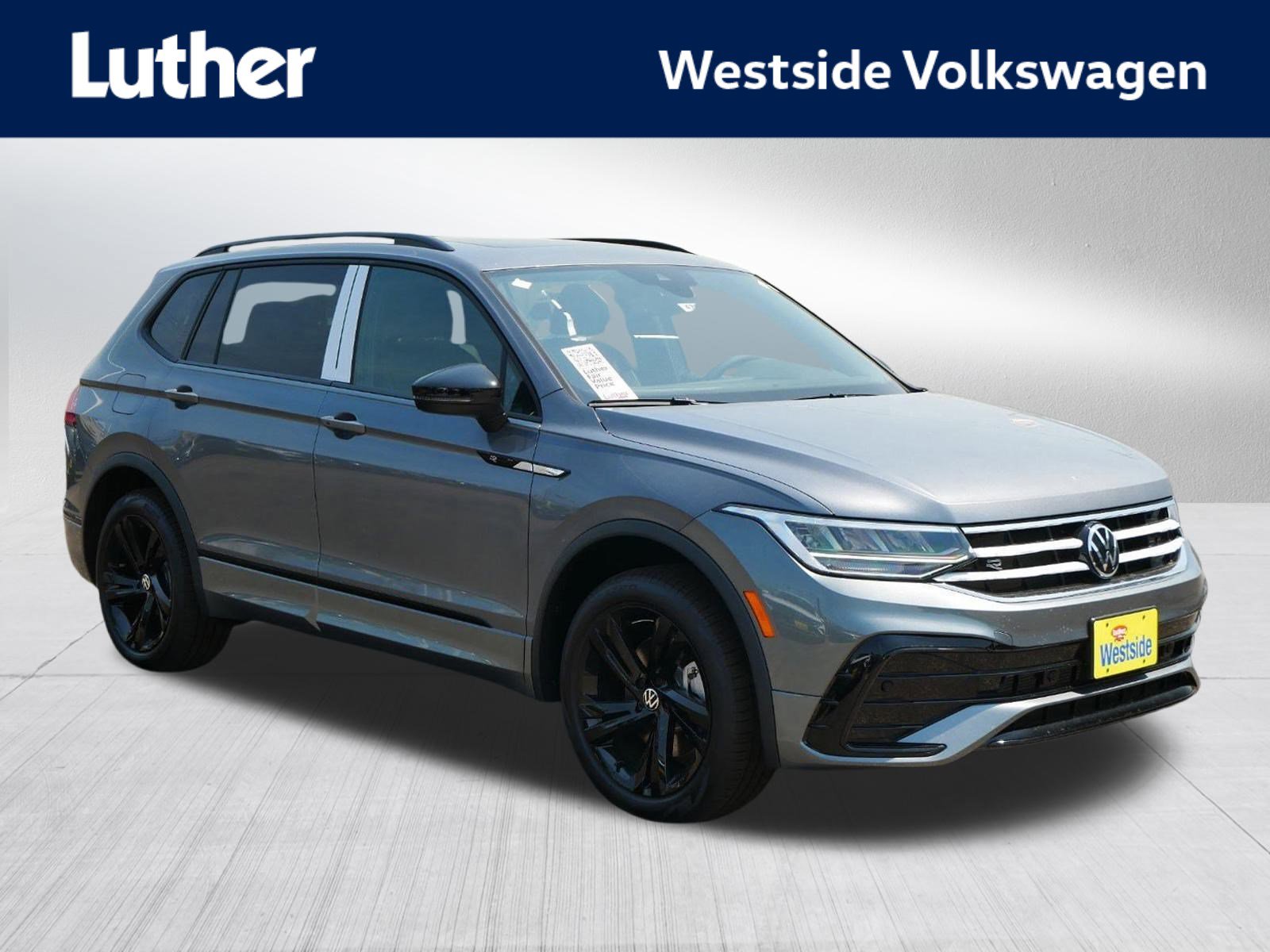 2024 Volkswagen Tiguan SE R-LINE BLACK's photo