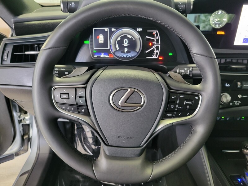 2025 Lexus ES 300h photo 17