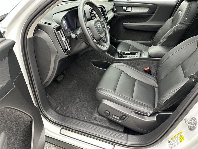 2025 Volvo XC40 AWD Core photo 3