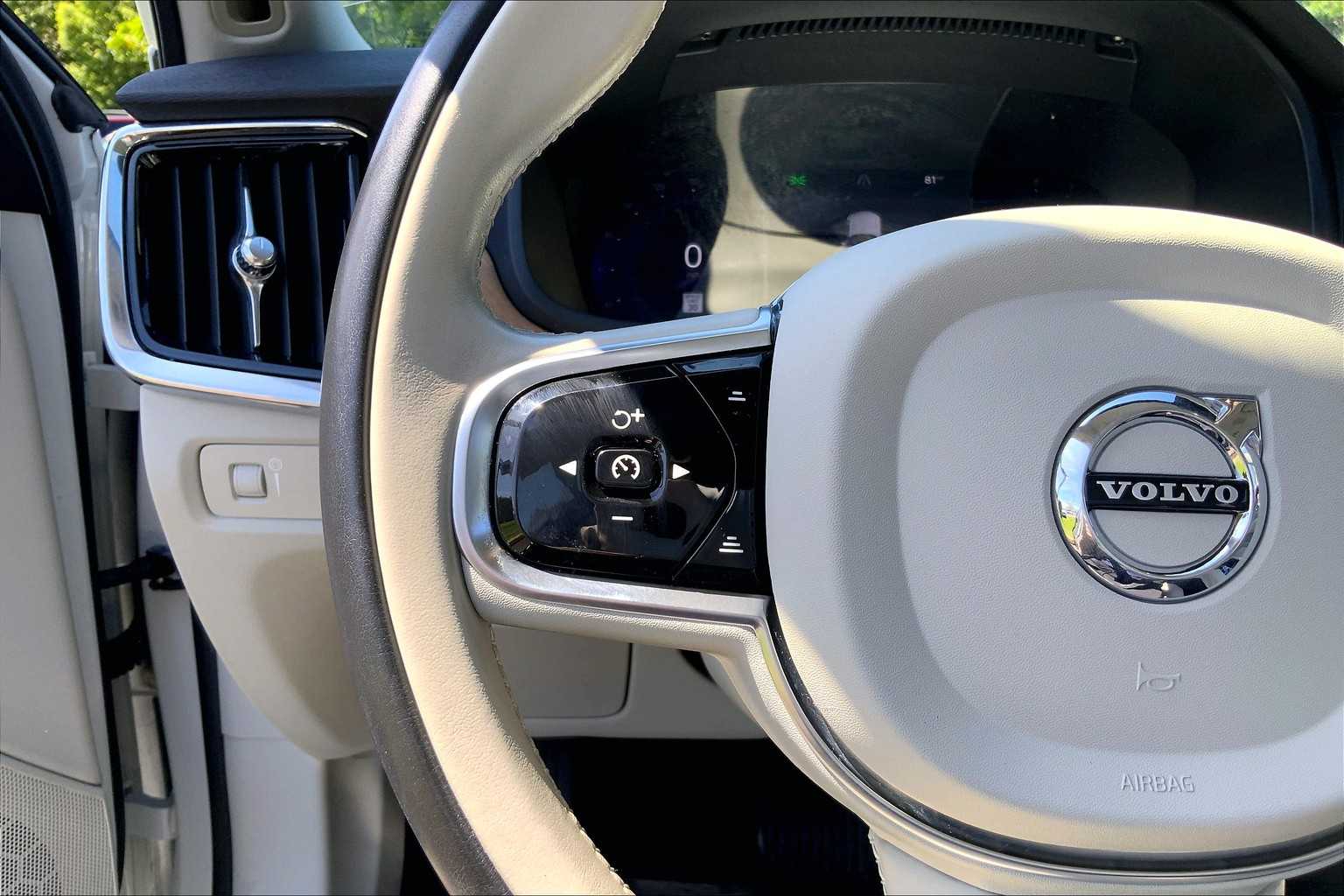 2022 Volvo S90 Momentum photo 22