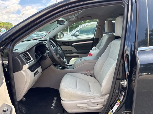 2019 Toyota Highlander Hybrid LE photo 4