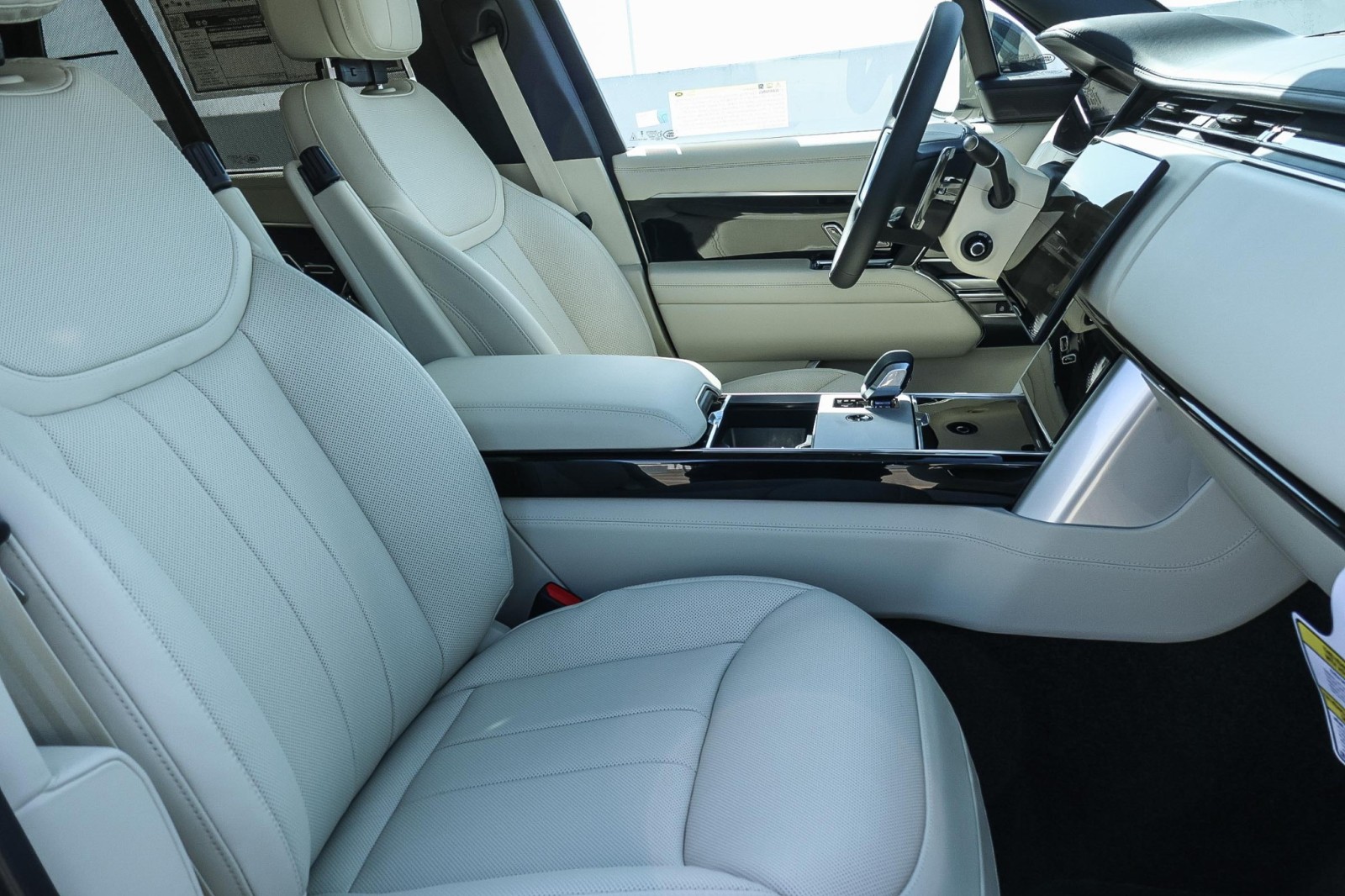 2025 Land Rover Range Rover SE photo 17