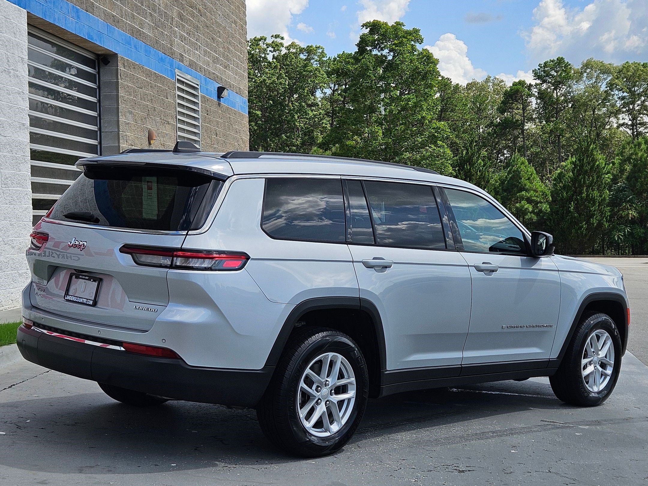 2023 Jeep Grand Cherokee Laredo photo 5